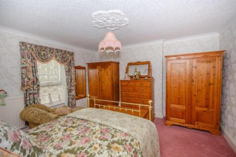 Bedroom 1.jpg
