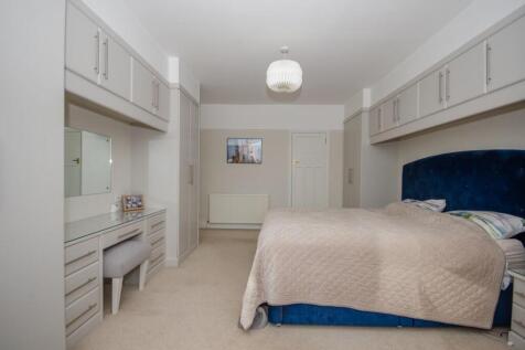 Master bedroom pic 2.jpg