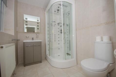 Bedroom 2 ensuite.jpg