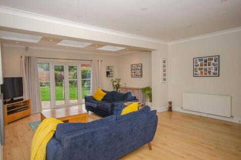 Family room pic 2.jpg