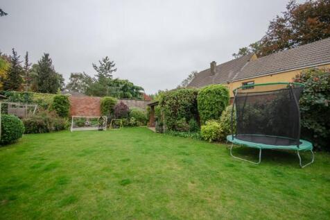 Rear garden pic 2.jpg