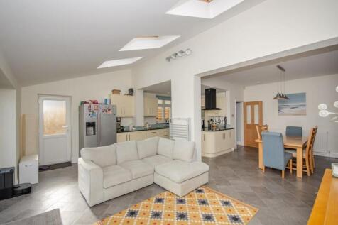 Family room pic 4.jpg