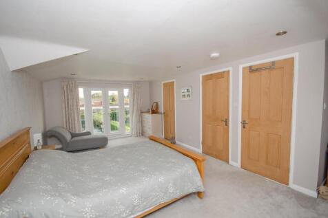 Master bedroom pic 3.jpg