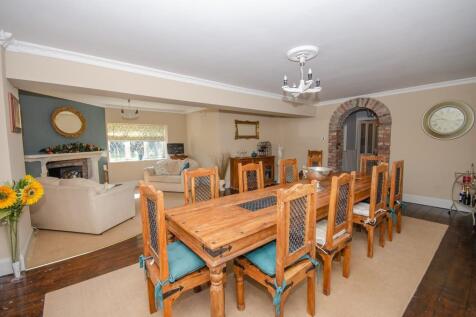 Dining room pic 4.jpg