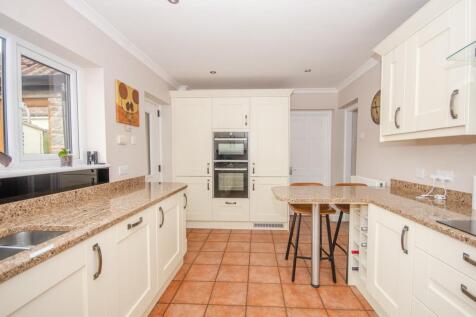 Kitchen pic 2.jpg