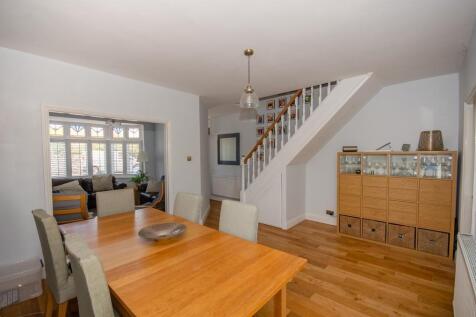 Dining area pic 3.jpg