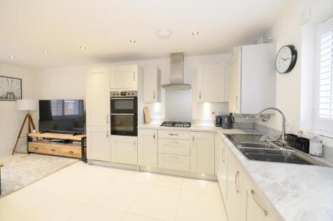 Living area pic 3.jpg