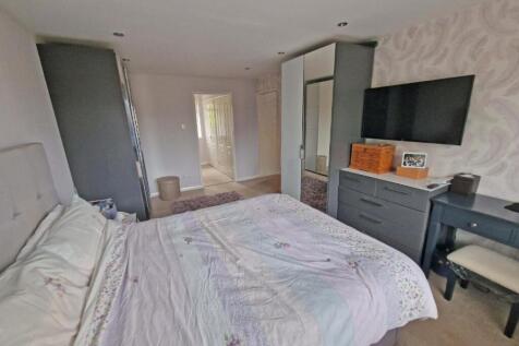 Master bedroom2.jpg