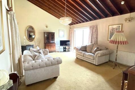 DOUBLE ASPECT LOUNGE AREA