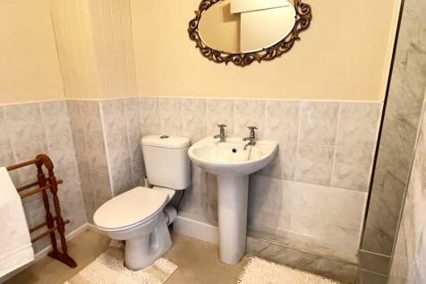 EN-SUITE 3-PIECE SHOWER ROOM