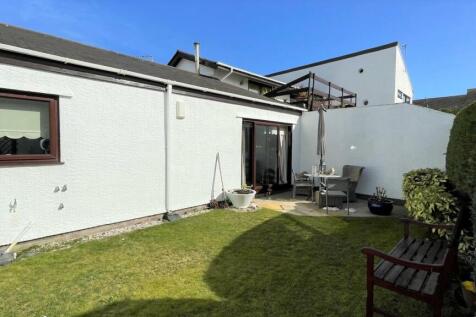 ENCLOSED REAR GARDEN