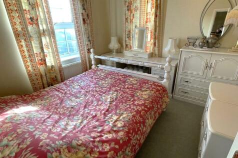 SITTING ROOM/BEDROOM 5