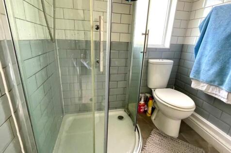 MODERN SHOWER EN-SUITE