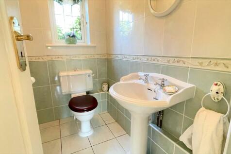 TILED 2 PIECE CLOAKROOM
