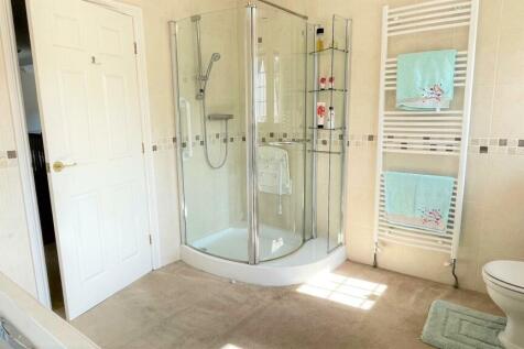 TILED 4 PIECE BATHROOM