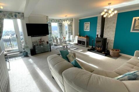 OPEN PLAN LOUNGE/DINING ROOM