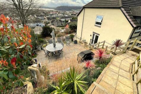 SIDE AND REAR GARDENS