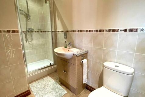 GROUND FLOOR 3 PIECE SHOWER ROOM