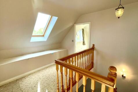LARGE FIRST FLOOR LANDING/STUDY/DISPLAY AREA
