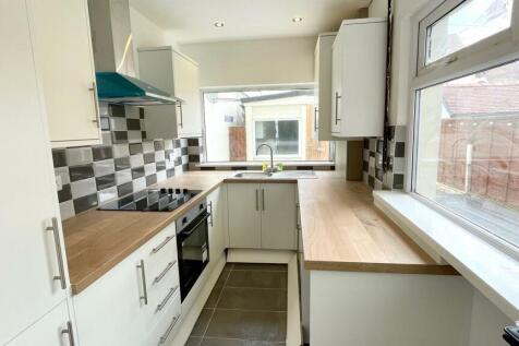 RE-FITTED DOUBLE ASPECT KITCHEN
