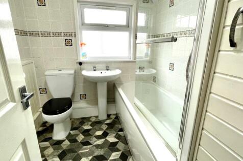 3-PIECE TILED BATHROOM