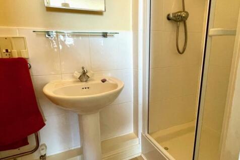 EN-SUITE 3 PIECE SHOWER ROOM