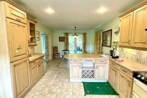OPEN PLAN KITCHEN/DINING ROOM