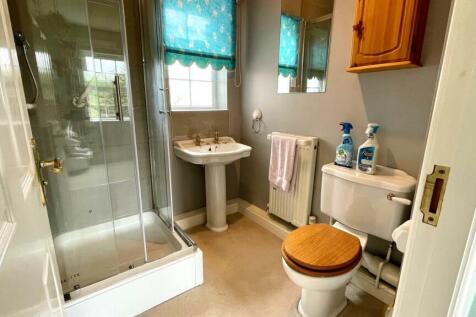 2 PIECE SHOWER ROOM