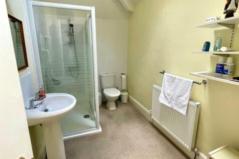 3 PIECE SHOWER ROOM