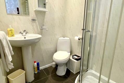 EN-SUITE 3 piece SHOWER ROOM