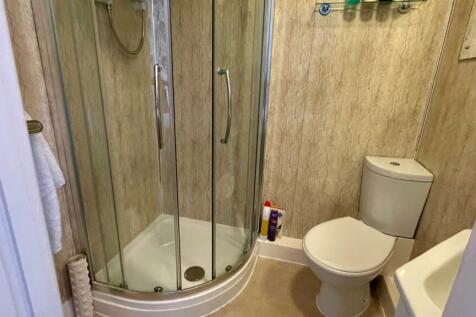 EN-SUITE 3 PIECE SHOWER ROOM