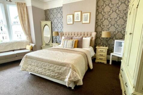 BEDROOM 8