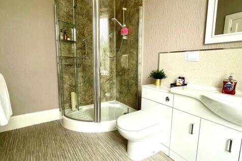LARGE EN-SUITE 3 PIECE SHOWER ROOM