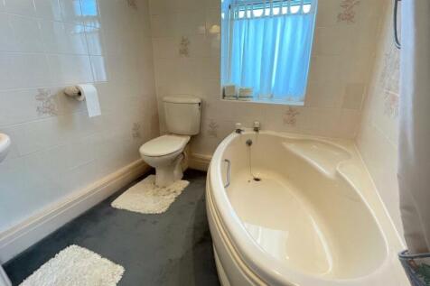 EN-SUITE TILED 3 PIECE BATHROOM
