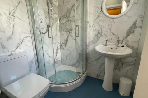 TILED EN-SUITE 3-PIECE SHOWER ROOM