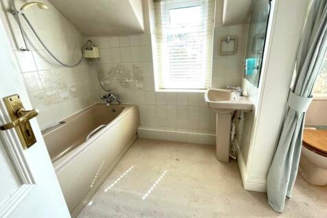 EN-SUITE 3-PIECE BATHROOM