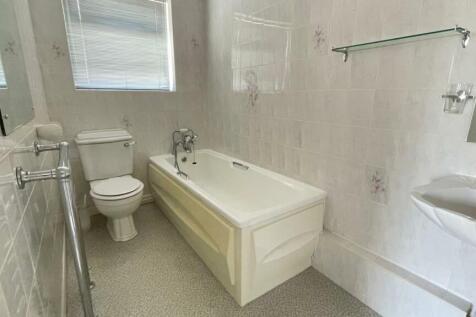 EN-SUITE TILED 3-PIECE BATHROOM