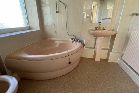 TILED EN-SUITE 3-PIECE BATHROOM