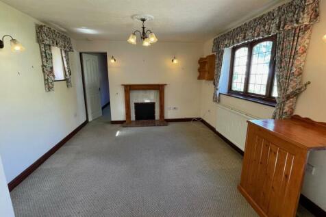 SITTING ROOM/DINING AREA