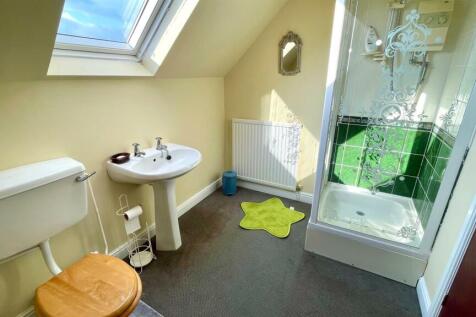 THREE PIECE SHOWER ROOM