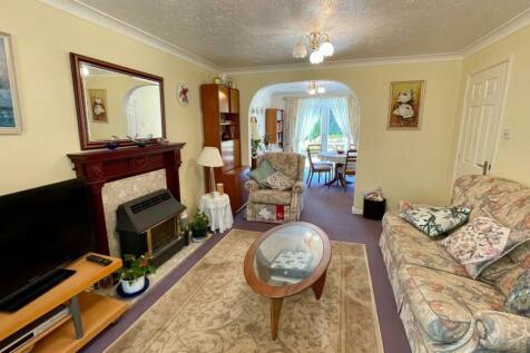 OPEN PLAN LOUNGE/DINING ROOM