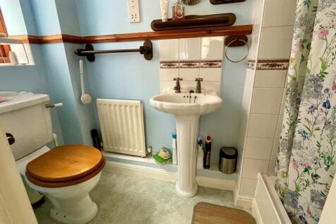 EN-SUITE 3 PIECE SHOWER ROOM