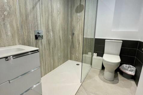 3-PIECE SHOWER ROOM