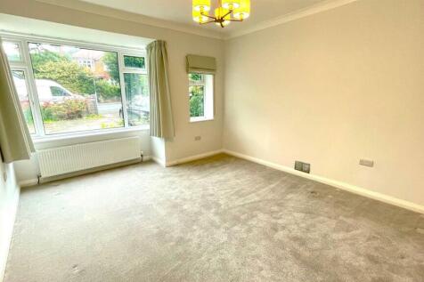 BROMPTON AVE 23B LOUNGE PIC 1.jpg