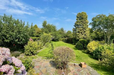 LARGE REAR GARDEN