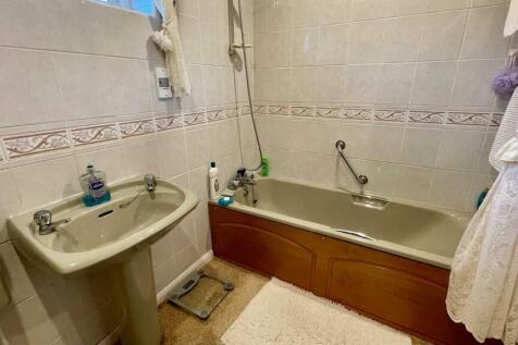 TILED 3-PIECE BATHROOM