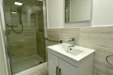 MODERN EN-SUITE SHOWER ROOM