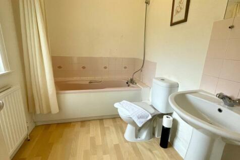 EN-SUITE BATHROOM