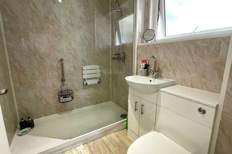 REFITTED 3 PIECE SHOWERROOM