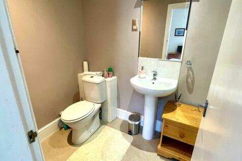 MODERN EN-SUITE THREE PIECE SHOWER ROOM